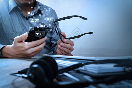 使用带有数字平板电脑的VOIP头盔麦克风热线求助电话耳机男人帮助文档营销中心图片
