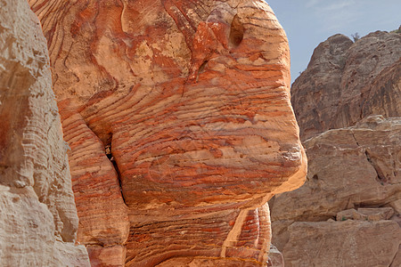 彼得世界遗产中的铁锰化合物将砂岩染成橙红色和黑色旅行海浪裂缝分层地质学石头沙漠悬崖世界层压图片