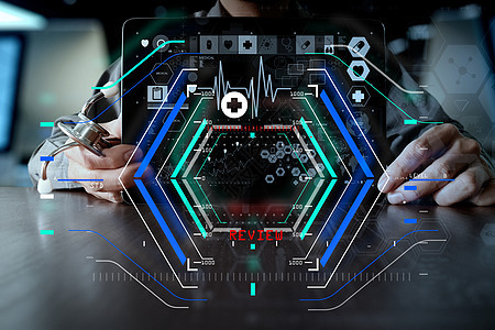 医学医生手与现代计算机接口一起使用评分营销商业医院药品数据女性病人基准团体图片