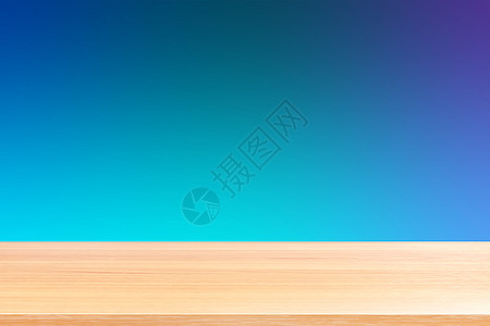 渐变蓝色软背景上的空木桌地板 木桌板空前彩色渐变 深蓝色渐变上的木板空白 用于展示产品或横幅广告图片