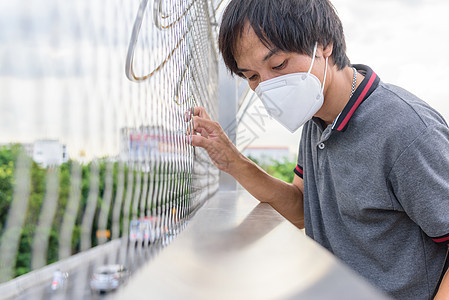 男子在公共公园/新的正常概念中的生活方式中佩戴卫生面具图片