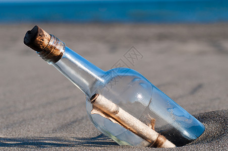 瓶中的信件软木抛弃天空支撑瓶子地平线热带海滨天堂海难背景图片