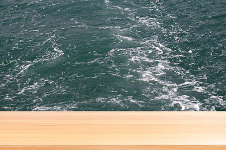 海面水海洋背景上的木板 海面水上空的木桌板与许多波浪海洋 波浪水背景上空的木桌板图片