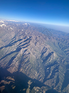 飞机的风景 飞越山地地区上空假期乘客航班天线地球蓝色窗户商业航空天际图片