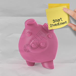3D站立在猪肉银行上贴着纸条的智能投资商业储蓄战略现金领导者回报兴趣金融储备黄铜图片