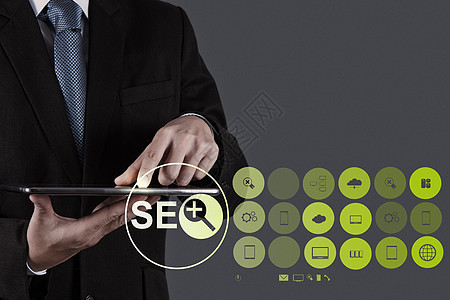 显示搜索引擎优化 SE 的商务人士手引擎人士会议男人广告商务推介会博客战略技术图片
