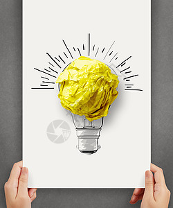 纸面海报上涂有折叠纸球的手画灯泡成就黄色风暴草图商业头脑动机铅笔创新水平图片