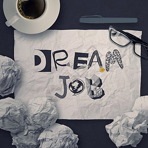 折叠纸面背景的DREAM JOB图片