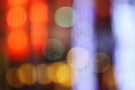 玻璃背景上反射的抽象模糊散景假期派对辉光圆圈墙纸庆典图片