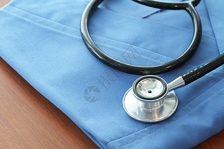 木制桌和背骨上涂有蓝色医生大衣的静脉透视镜诊断速度药品临床心脏病学测量治疗金属脉冲心脏图片