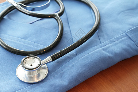 木制桌和背骨上涂有蓝色医生大衣的静脉透视镜心脏治疗技术药品检查木头卫生外套测试压力图片