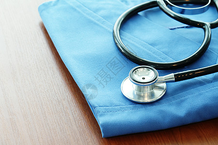 木制桌和背骨上涂有蓝色医生大衣的静脉透视镜测试药品木头心脏病学外套治疗检查考试脉冲有氧运动图片