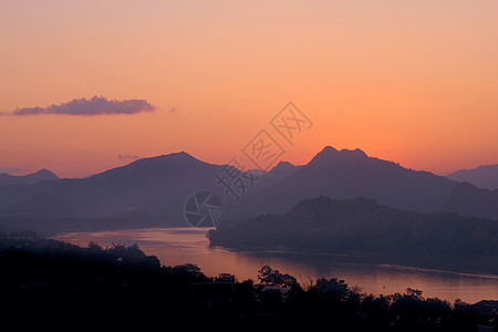 从老挝的Phou Si山看 在湄公河边阴暗的山脉上出现紫色地平线天气图层黑暗橙色史诗阴影橙子地理颜色图片