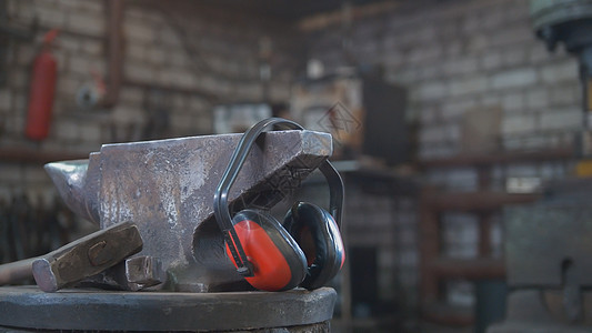 Forge车间     锤子 安打和耳机保护工具铁匠工艺活力生产生意粒子机器光盘火焰图片
