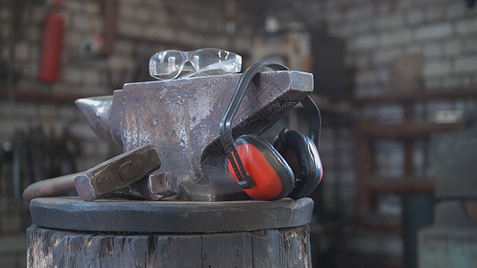 Forge车间     锤子 安打和耳机保护生意工具硬件活力铁匠光盘机器行动石头运动图片