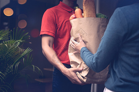 送货员把一袋蔬菜和食物寄给顾客成人商业服务命令职业盒子男性邮政邮件邮递员图片