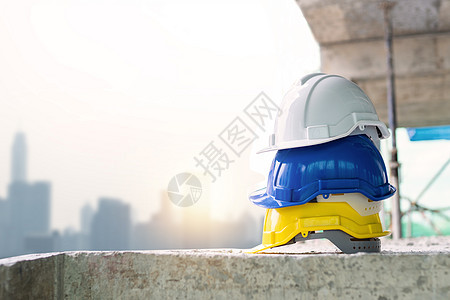 黄 蓝和白的建筑工作硬头盔帽背景图片