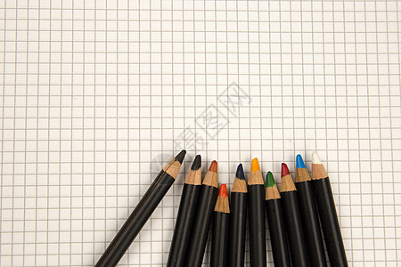 彩色铅笔和方格纸回归绘画和着色概念的旧方法解决方案数学蓝色蜡笔艺术床单教育团体写作网格图片