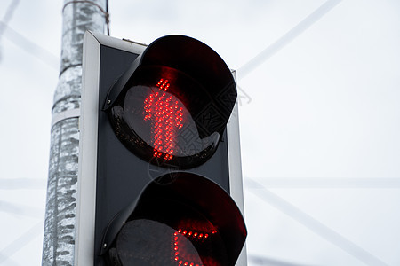 白天城市里有红色的交通灯光日落旅行信号街道地标蓝色办公室安全天际汽车图片