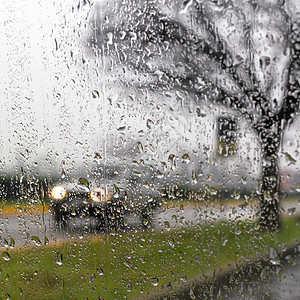 在雨中驾车天气玻璃街道水分运输汽车安全危险雨滴速度图片