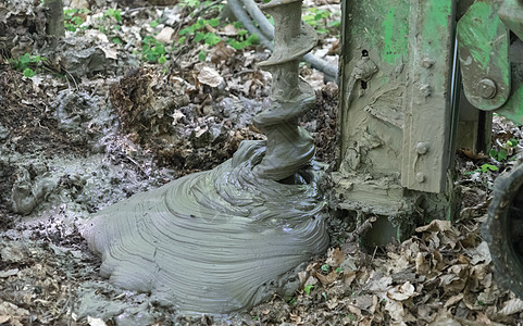 在土壤中用粘土和淤泥样品进行较近的锅炉钻探图片