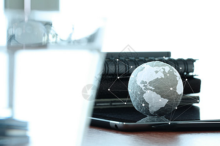 在数字平板电脑上作为互联网绘制的手画纹理球商业地球勘探利润银行业计算器战略世界交换人士图片