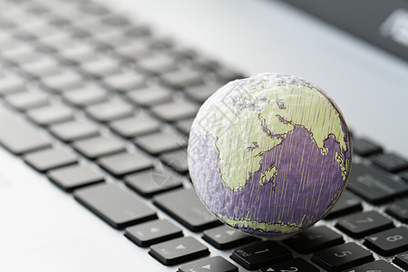 将笔记本电脑上的手画纹理球作为互联网概念勘探商务首都数字计算器投资草图眼镜键盘战略图片