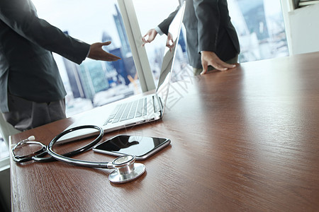 医疗工作空间使用膝上型计算机的小组医生合同会议人士电话工人协议交易保健帮助商务图片