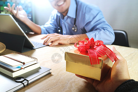 赠送礼物 亲手或团队给一个惊喜给我的礼物欲望电脑办公室盒子病人情感生日桌子金子送货背景图片
