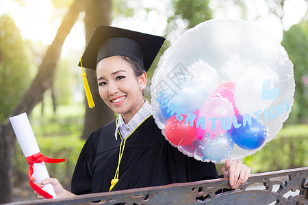 穿着学术服和学校服装的年轻快乐女毕业生肖像学习女孩帽子研究生仪式大学成人女士学士学生图片