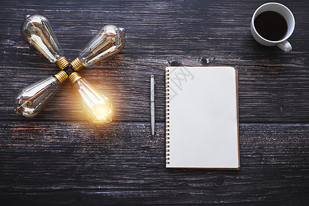 想法和创新概念灯泡与果阿的笔记本商业记事本活力卡片装饰桌子日记铅笔假期创造力图片