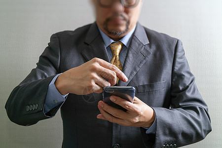 使用智能电话 前视 过滤效果的成功的商务人士顾问潮人展示教育解决方案统计工作建筑报告营销图片