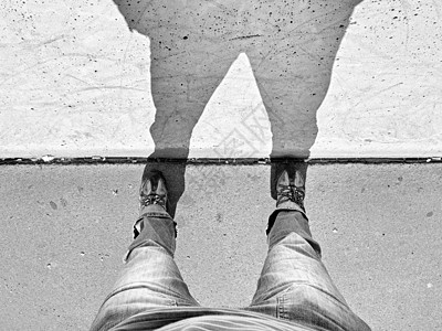 人长腿长在街上混凝土墙上造型网格棕色阴影男人条纹潮人衣服裤子靴子图片