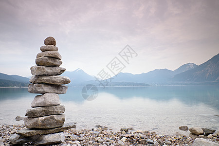 山上湖岸的平衡石块 儿童建造了石子金字塔卵石支撑精神碎石哲学地面记忆温泉游戏冥想图片