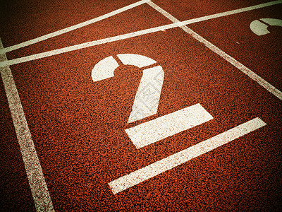 第二 红色橡皮赛道上的大白轨号短跑运动地面课程操场运动员橙子赛马场车道大学图片