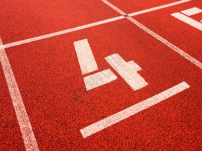 四号 红色橡皮赛车的白轨数体育场地面跑步曲线排名车道赛跑者操场大学赛马场图片
