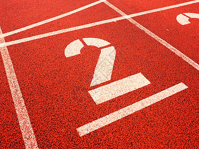 第二 红色橡皮赛道上的大白轨号跑步运动员运动体育场大学数字课程马场赛跑者曲线图片