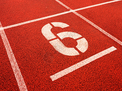 六号 红色橡皮赛道上的白运动轨数车道运动员曲线地面马场跑步大学赛马场赛跑者橙子图片