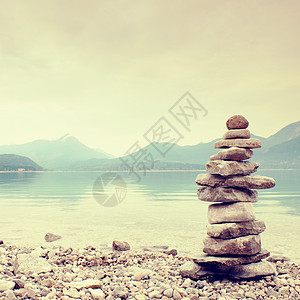 平衡石金字塔 用于记忆 蓝湖的凝固海岸图片