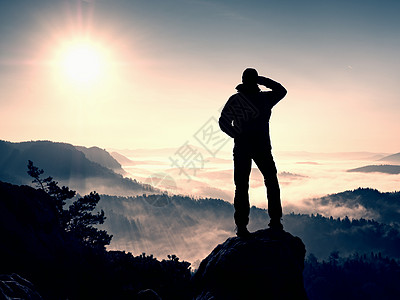 人站在悬崖上 希克尔爬到岩石高峰 享受风景臀部薄雾帝国登山景观成人小路男生年轻人踪迹图片