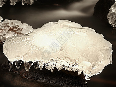 一块内部有裂缝的水晶冰 坠落的冰柱轰击瀑布阴影玻璃石头反射地面蓝色冻结支撑季节液体图片