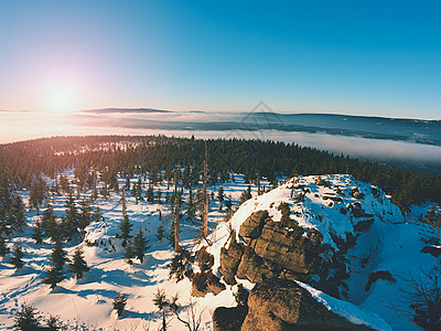 反向喷雾上方的洛基山峰 冬季寒冷天气湿度风景寒意空气地平线森林对比度海洋太阳天空图片