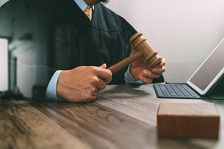 律师法官正义和法律概念 在法庭上打 g 的男法官刑事电脑黑色起诉思考文档软垫桌子锤子惩罚背景