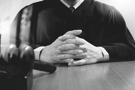 正义和法律概念 在法庭上打 g 的男法官文档药片男人屏幕顾问电脑起诉锤子黑色思考图片