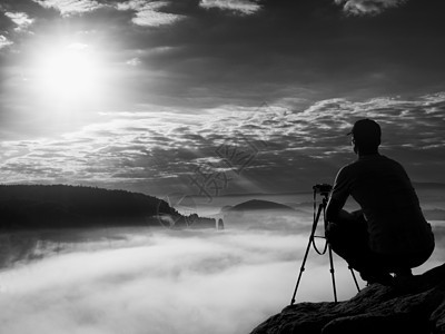 摄影师和摄像头一起工作 在山顶上 风景中的梦幻情绪日落顶峰相片岩石行动薄雾湿度男生帝国游客图片