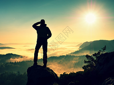 人影在悬崖上爬高 希克爬到山顶享受风景手臂顶峰成年平衡天空孤独男子情况活动臀部图片