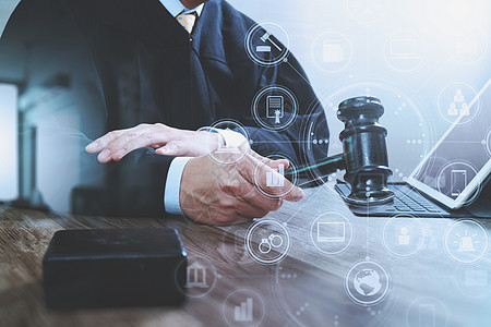 司法与法律概念 在法庭上 用手锤的男法官男人文档黑色桌子电脑律师屏幕男性软垫锤子图片