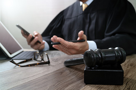 司法与法律概念 在法庭上 用手锤的男法官桌子律师屏幕男人电脑思考顾问惩罚文档锤子图片