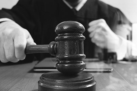 司法与法律概念 在法庭上 用手锤的男法官桌子顾问刑事屏幕男性软垫男人锤子眼镜黑色图片
