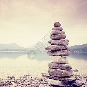 山上湖岸的平衡石块 儿童建造了石子金字塔灵魂地平线卵石支撑精神地面哲学海岸线金字塔记忆图片